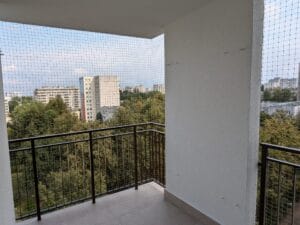 Siatka na wyremontowany balkon w bloku w Warszawie. Balkon składa się z trzech części, które należało osiatkować. Montaż inwazyjny.