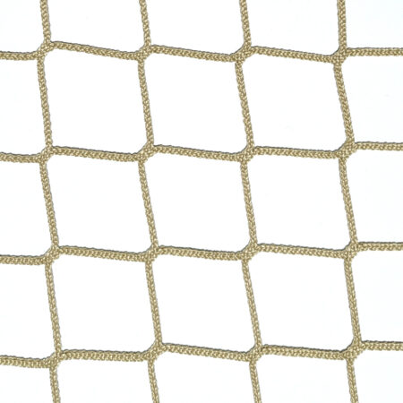 Siatka bezwęzłowa 4,5x4,5 cm w kolorze beżowym, o grubości 3 mm. Zdjęcie siatki na białym tle, idealnej dla kota.