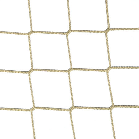 Siatka bezwęzłowa 5x5 cm w kolorze beżowym, o grubości 2 mm. Zdjęcie siatki na białym tle, na balkon idealnej dla kota.