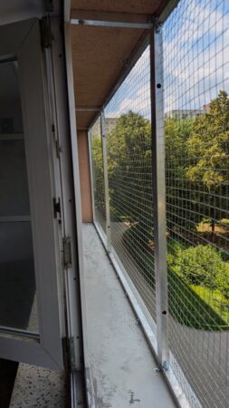 Metalowa siatka zamontowana w oknie Warszawa. Montaż z wykorzystaniem stelaża z profili aluminiowych dla kotów gryzoni.