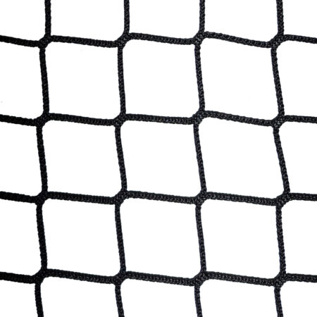 Siatka bezwęzłowa 4,5x4,5 cm w kolorze czarnym, o grubości 3 mm. Zdjęcie siatki na białym tle, idealnej dla kota.