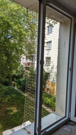 Siatka dla kota na połowę okna, zamontowana na 3 piętrze bloku Warszawa.