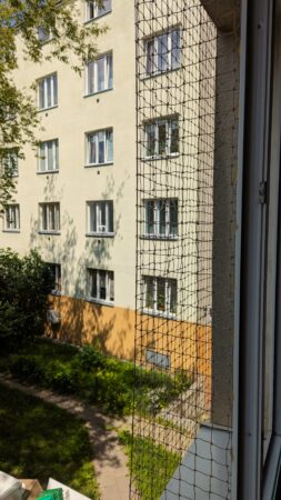 Okno osiatkowane w połowie chroniące kota przed ucieczką Warszawa, Żoliborz.
